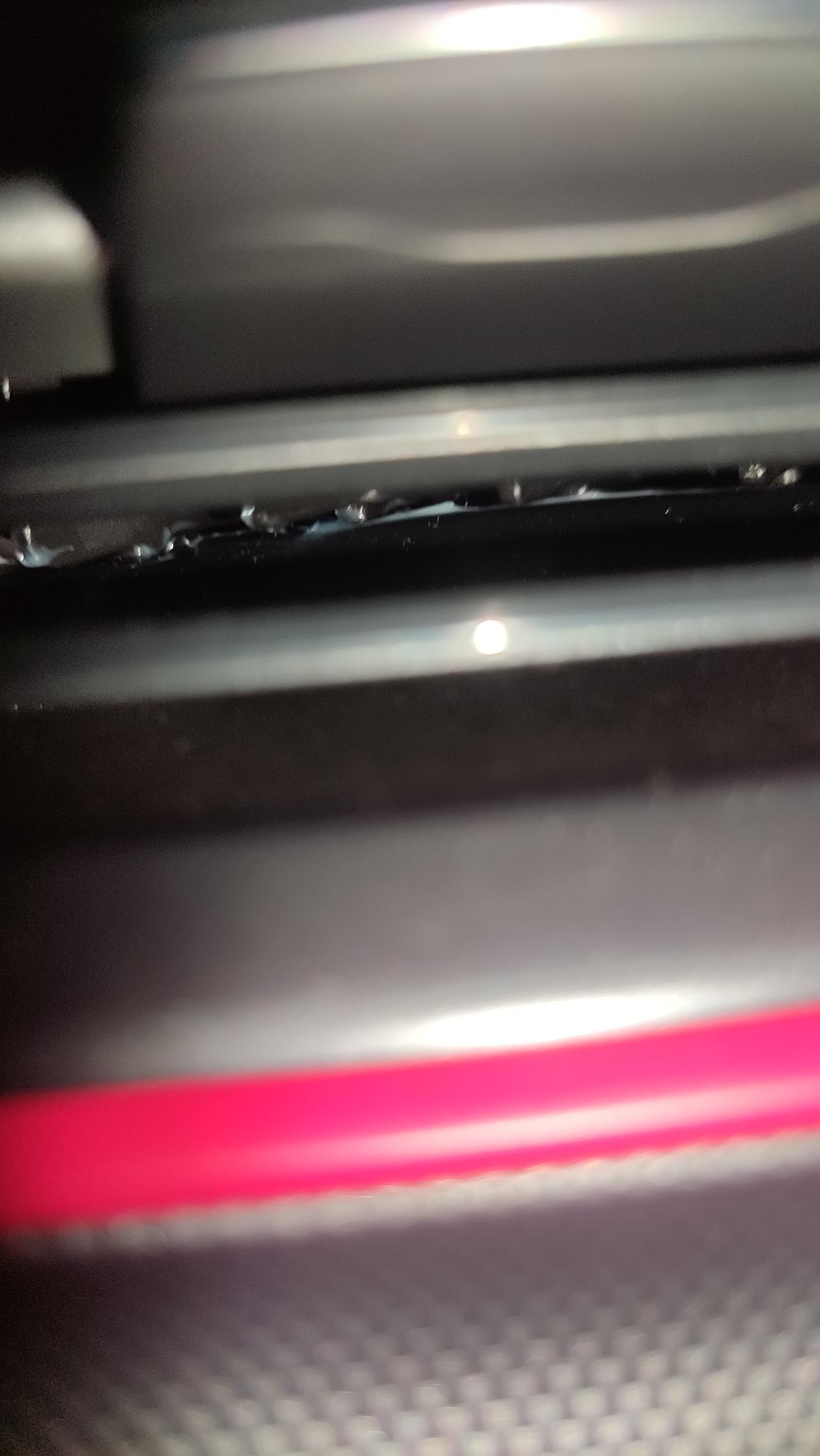 比亚迪驱逐舰 05 前排出风口有白色固体粘稠物是什么问题？有大佬知道嘛？