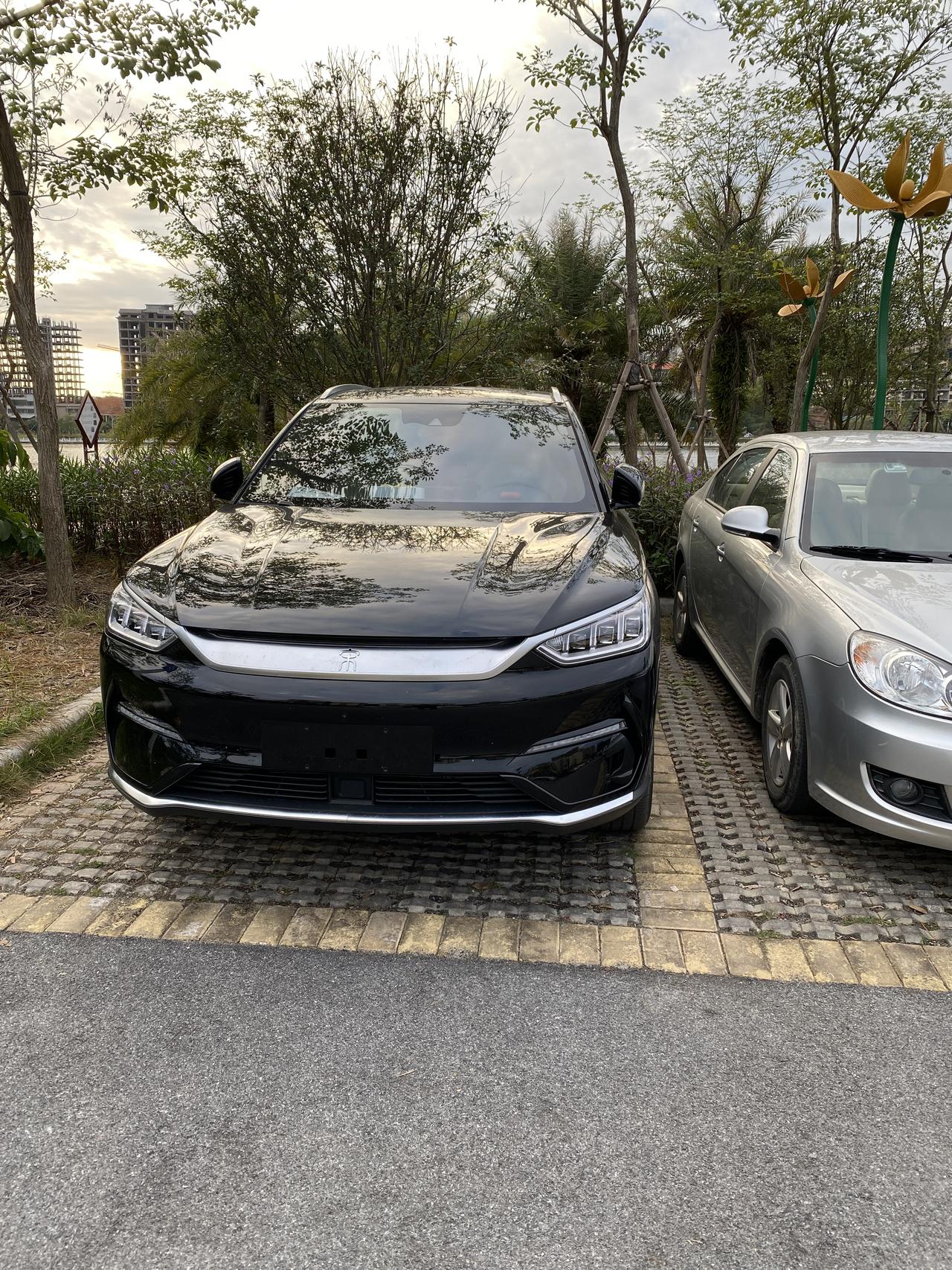 比亚迪宋PLUS EV ev跟dmi两者送的充电桩是一个型号的么，没车位想装去亲戚家 等明年亲戚提车了再把他的留给我。 