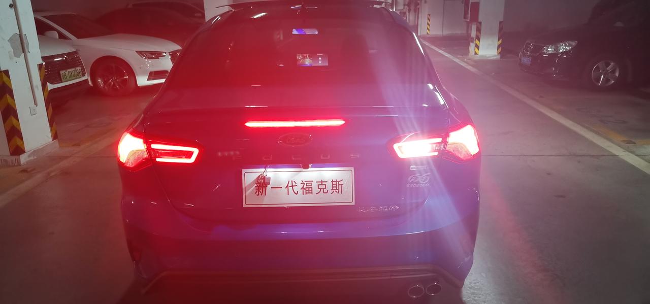 各位老司机请问21款福克斯st line倒车灯只有右侧亮是否正常？自带辅助驾驶，车道保持，车道偏离预警怎么感觉不起作用啊