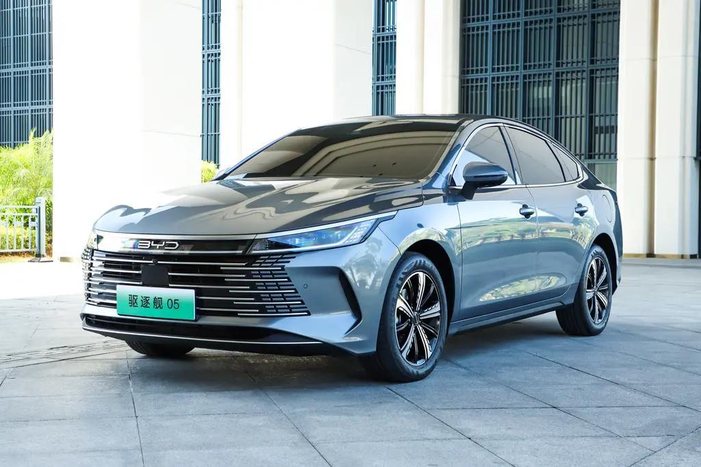 比亚迪驱逐舰 05 驱逐舰05，出来价格如果低配高于10万，果断选择长安UIv，虽然燃油车，但真正做到了造车天花板，桥车