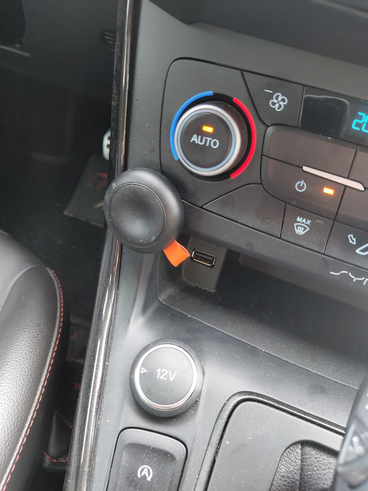 17款福克斯两个usb接口，中控台下面一个接iPhone可以启动carplay ，接上安卓手机只能充电，扶手箱里面的us