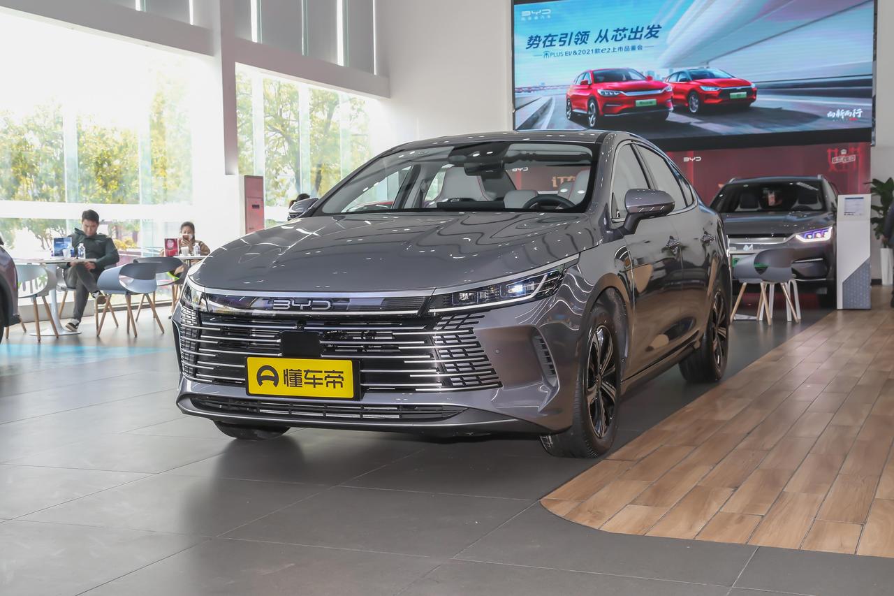 比亚迪驱逐舰 05 雷达盖板为什么不一样呢，有的带装饰有的没装饰