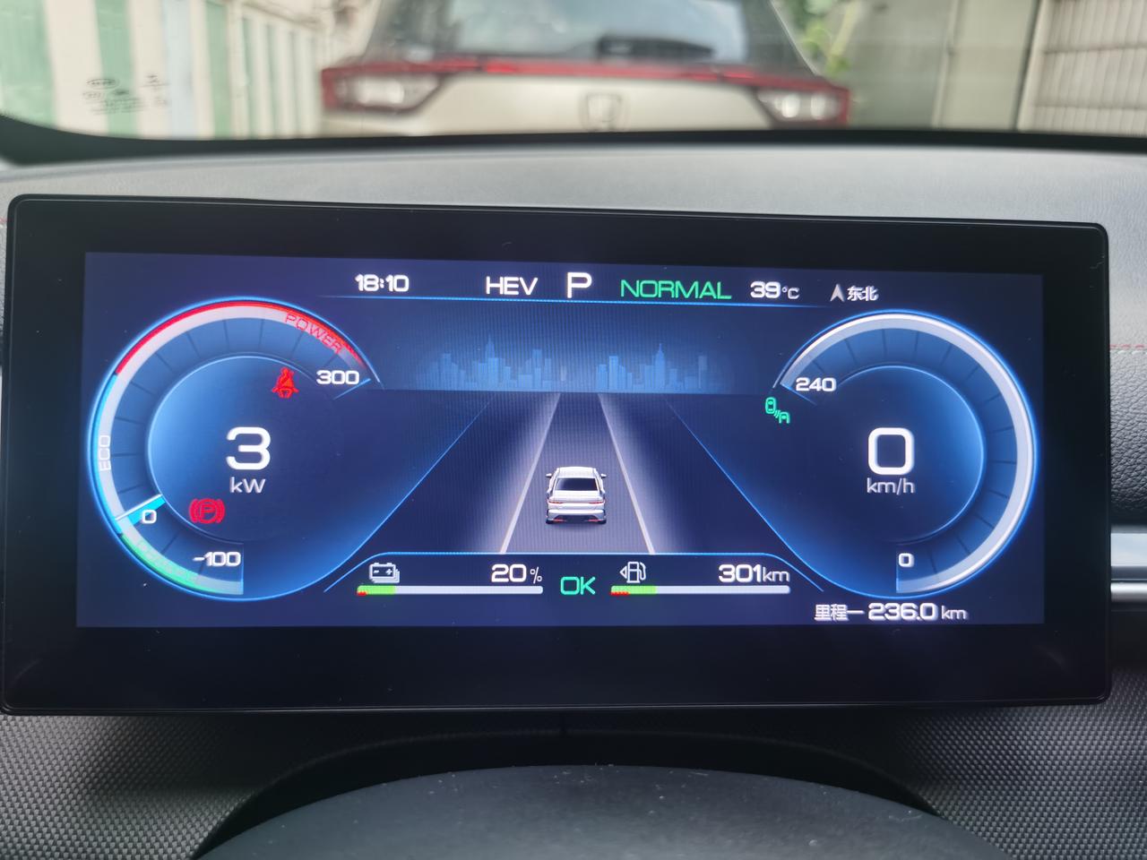 比亚迪驱逐舰 05 加油200，续航显示711km，然后用把里程清空实际表显跑了236km，表显还剩余301km用计算器