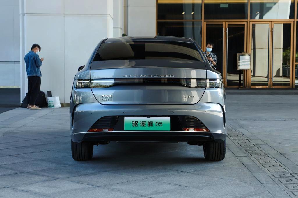 比亚迪驱逐舰 05 驱逐舰05，出来价格如果低配高于10万，果断选择长安UIv，虽然燃油车，但真正做到了造车天花板，桥车