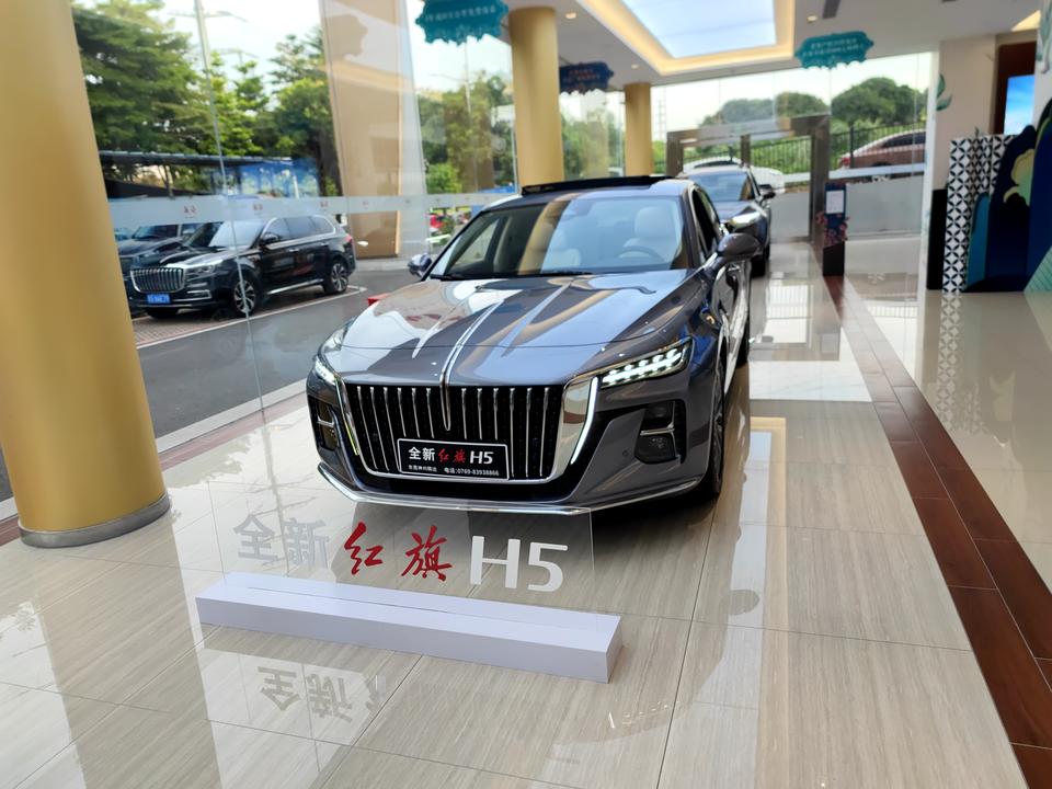 红旗H5经典 红旗新新款H5跟HS5哪个要好些了，想换一台车开开