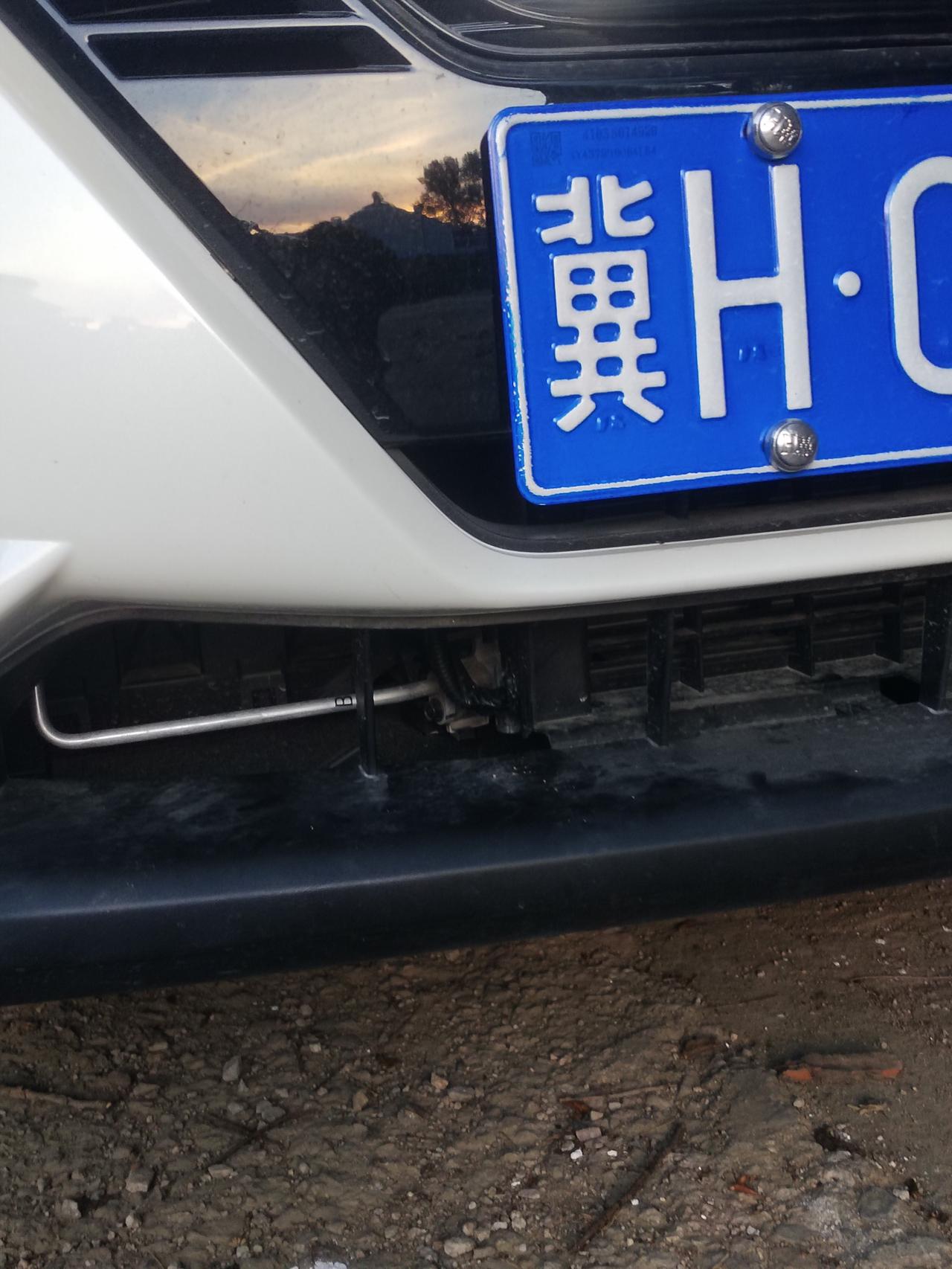 22款逍客前保险杠上格栅网，问一下少了一节，正常吗