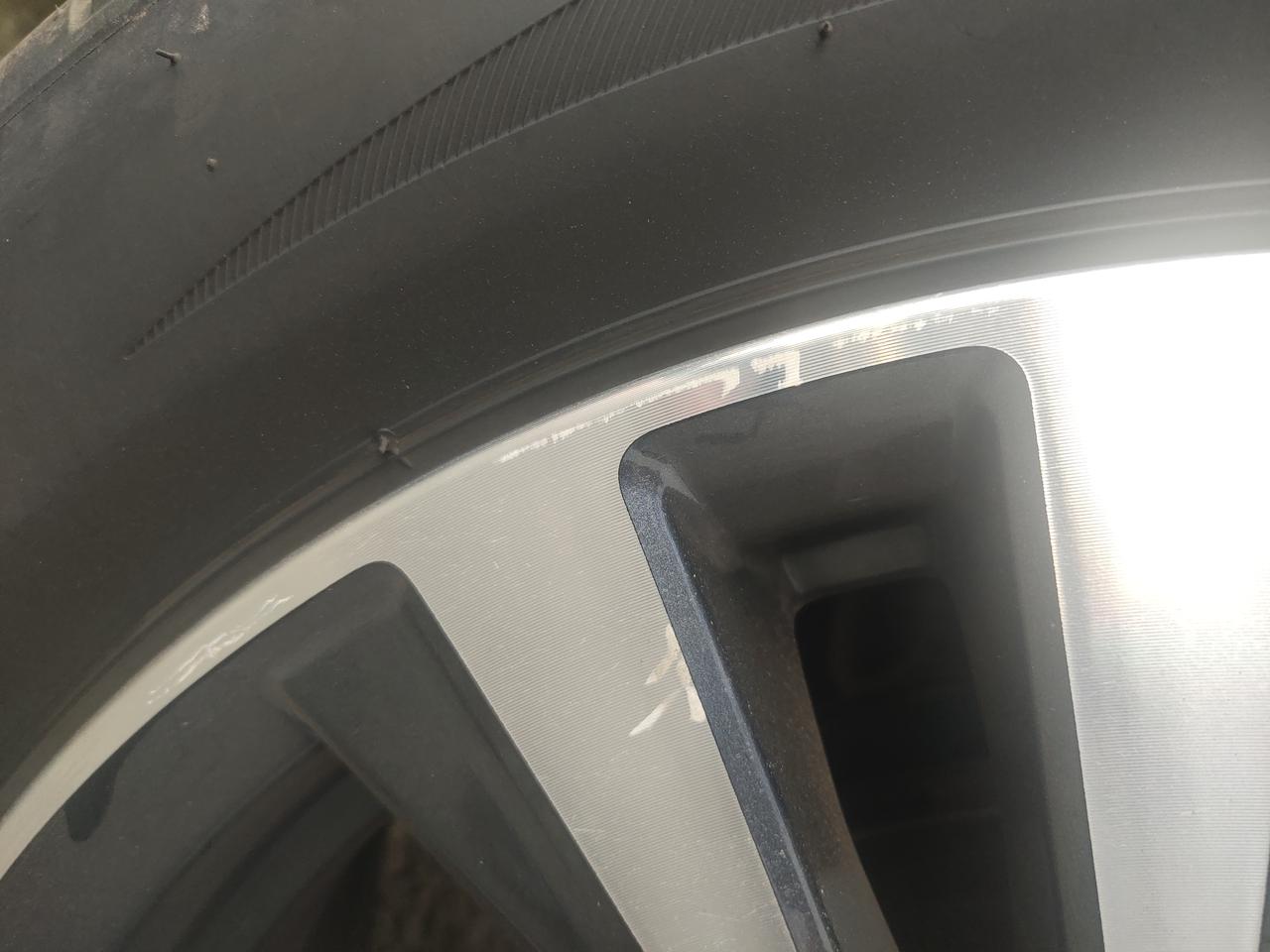 各位逍客的车主，车子轮毂受伤了，这样的怎么维修修复呀？有经验的粉象一下，谢谢！