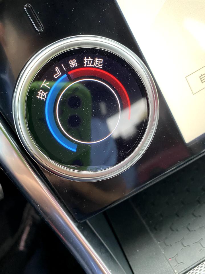 捷豹XEL 空调显示屏旋钮有气泡了咋回事？是有一层膜还是屏坏了