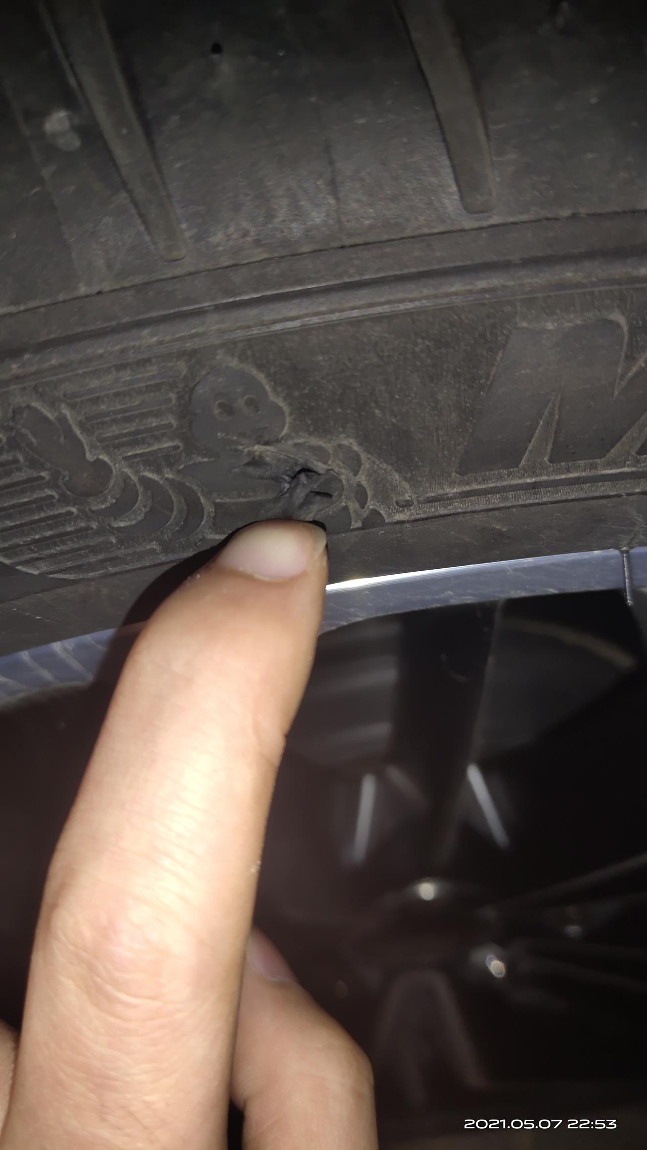 福特福克斯 兄弟们帮忙看下  掉皮了， 需要换轮胎吗？刚拿驾照不懂