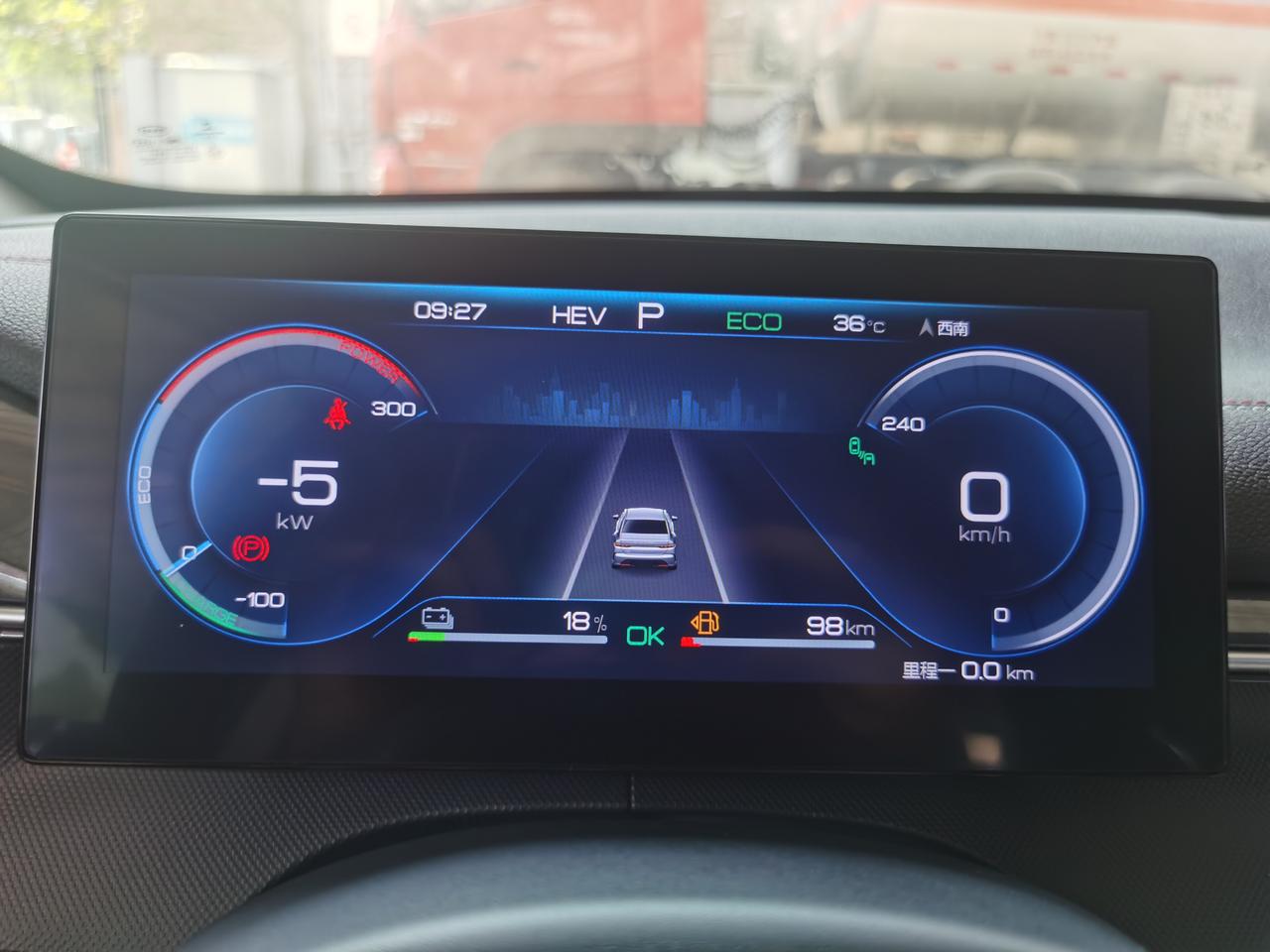 比亚迪驱逐舰 05 加油200，续航显示711km，然后用把里程清空实际表显跑了236km，表显还剩余301km用计算器