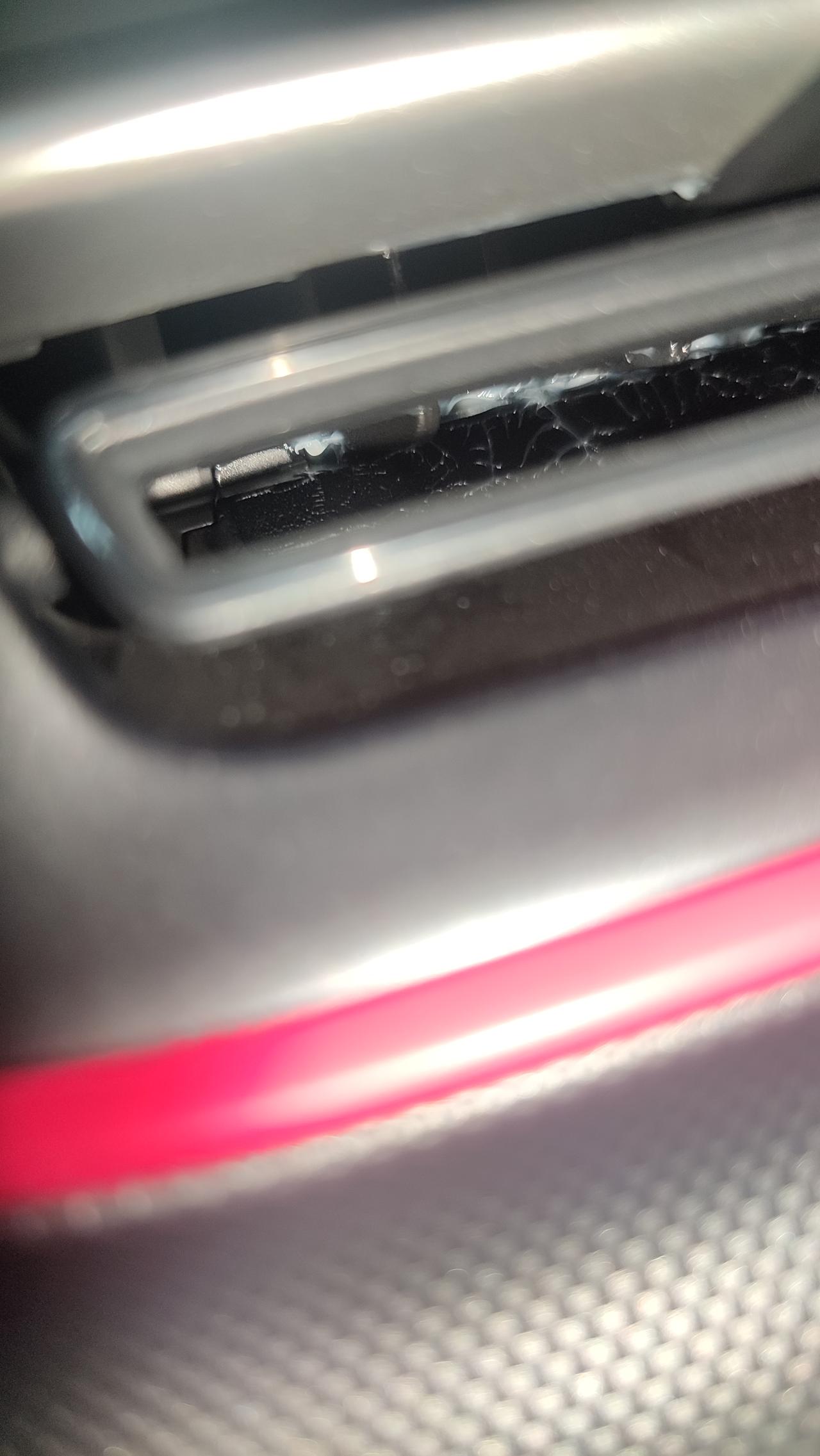 比亚迪驱逐舰 05 前排出风口有白色固体粘稠物是什么问题？有大佬知道嘛？