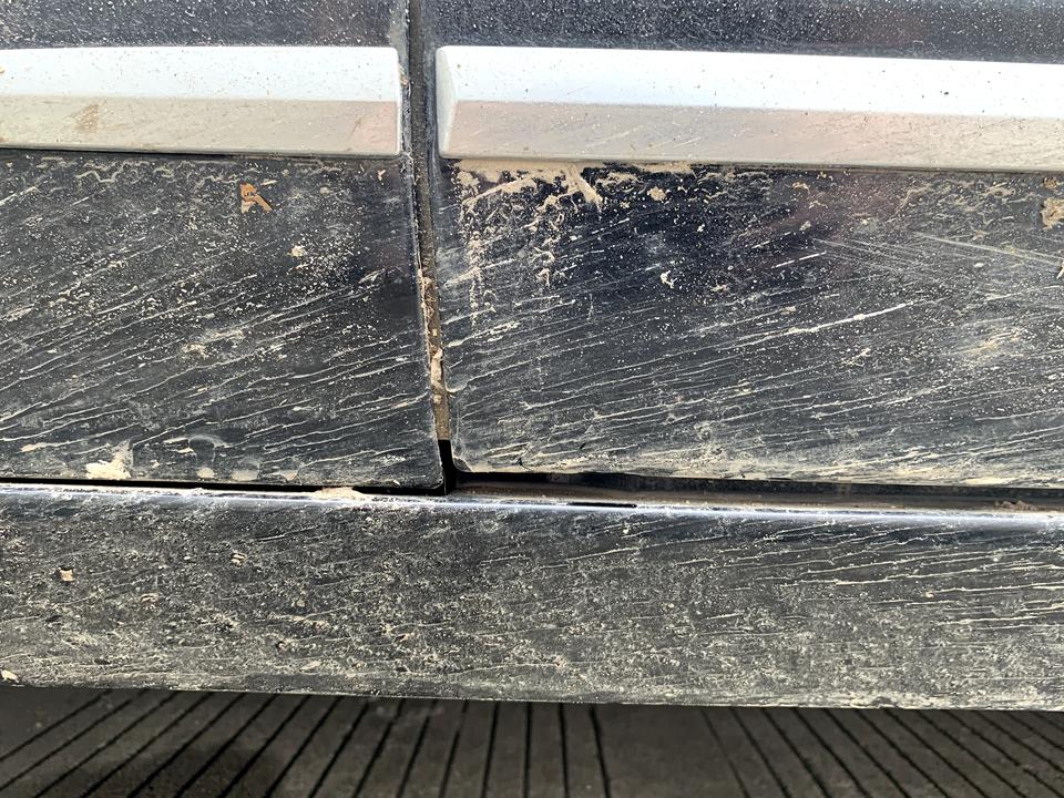 凯迪拉克CT6 左右门与下边梁缝隙不一致，右边的缝隙小，左边的大不少  是啥情况，而且右边的镀铬条好像不在一个平面