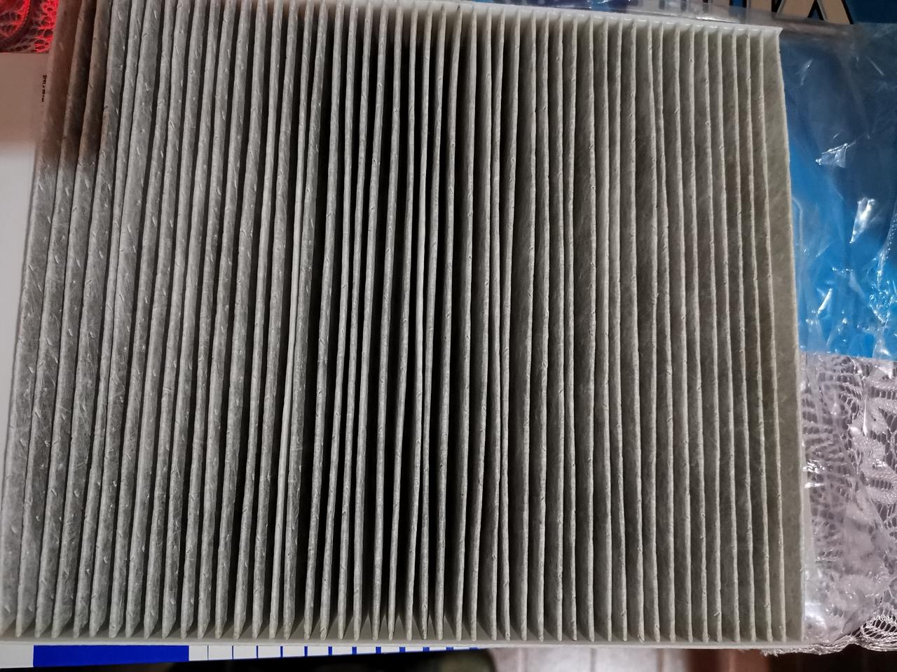 雪佛兰探界者 图片是今天刚换出来的空调滤芯，感觉很差，和网购的德科空调滤芯对比，网购的更厚更重。都有点怀疑我当时在4S店