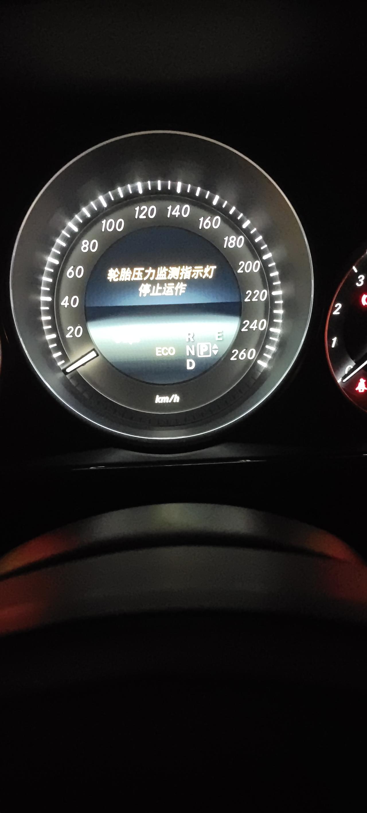 奔驰E级 有没有大神帮忙看一下，明天一早要上高速