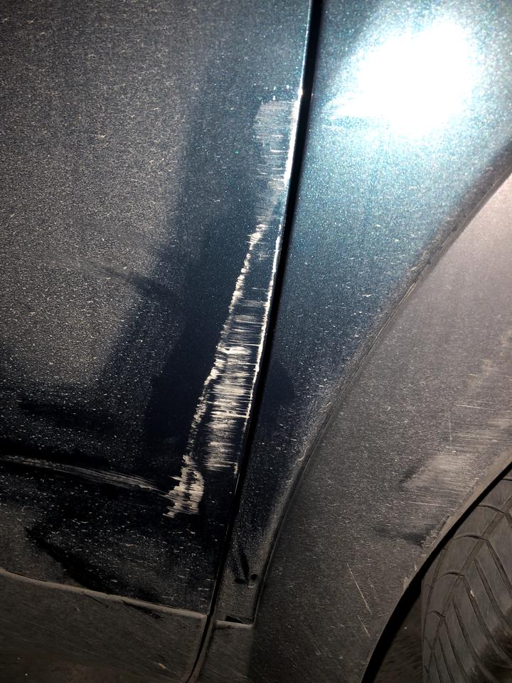 雪铁龙天逸 C5 AIRCROSS 大年初一在一条很窄的路错车，挂到路边围栏了，属实郁闷啊，现在副驾门有点变形，开门会跟