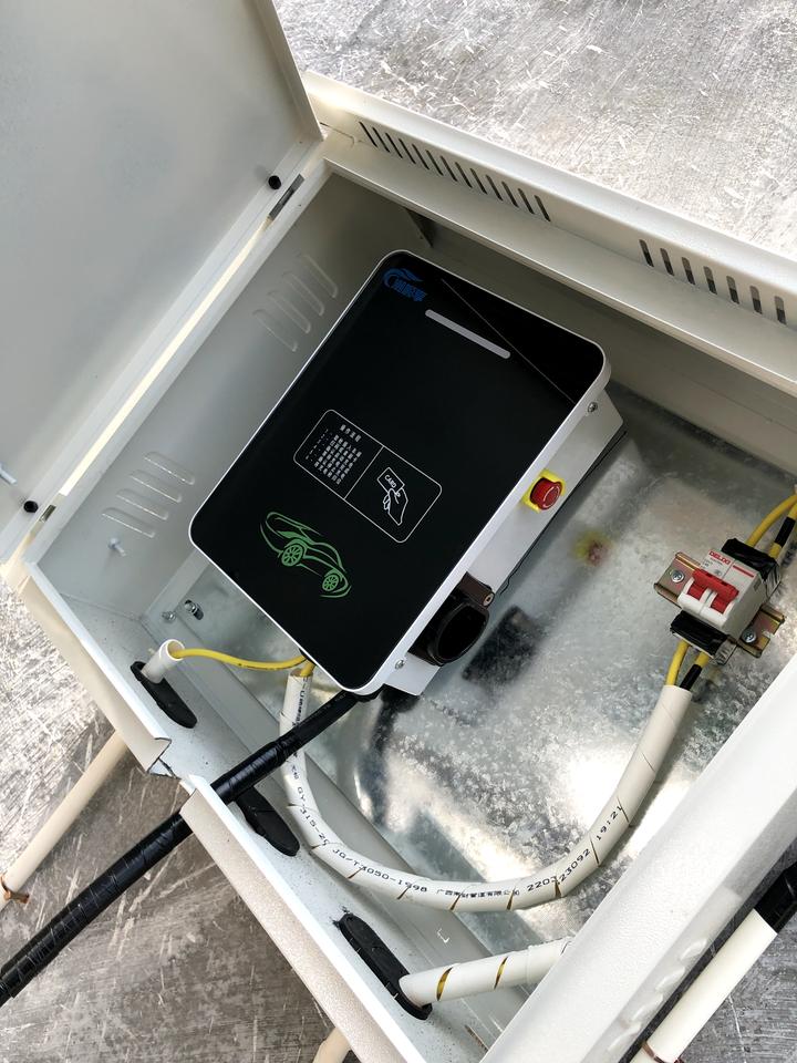 几何几何C 几何c今天刚装家用充电桩，家用的电220v    为什么上面显示360v    这样正常吗？一小时能充进多少