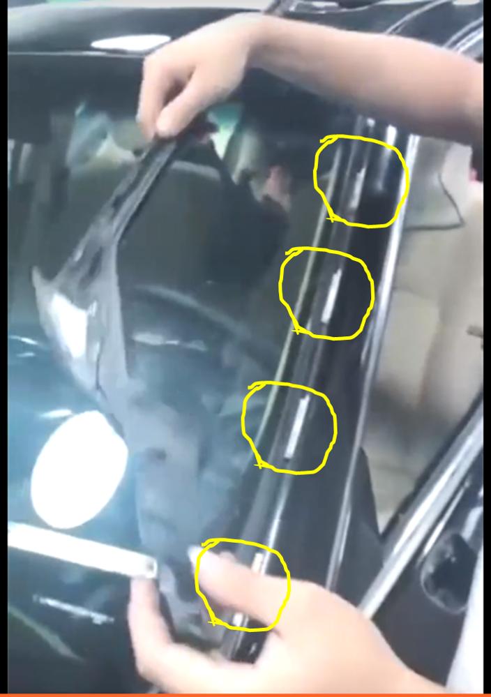 雷克萨斯ES 关于ES前挡风玻璃压条贴合性的问题贴膜时候白色部分的卡扣的个齿被弄断，嵌在压条的卡槽中了。因为，存在缝隙所