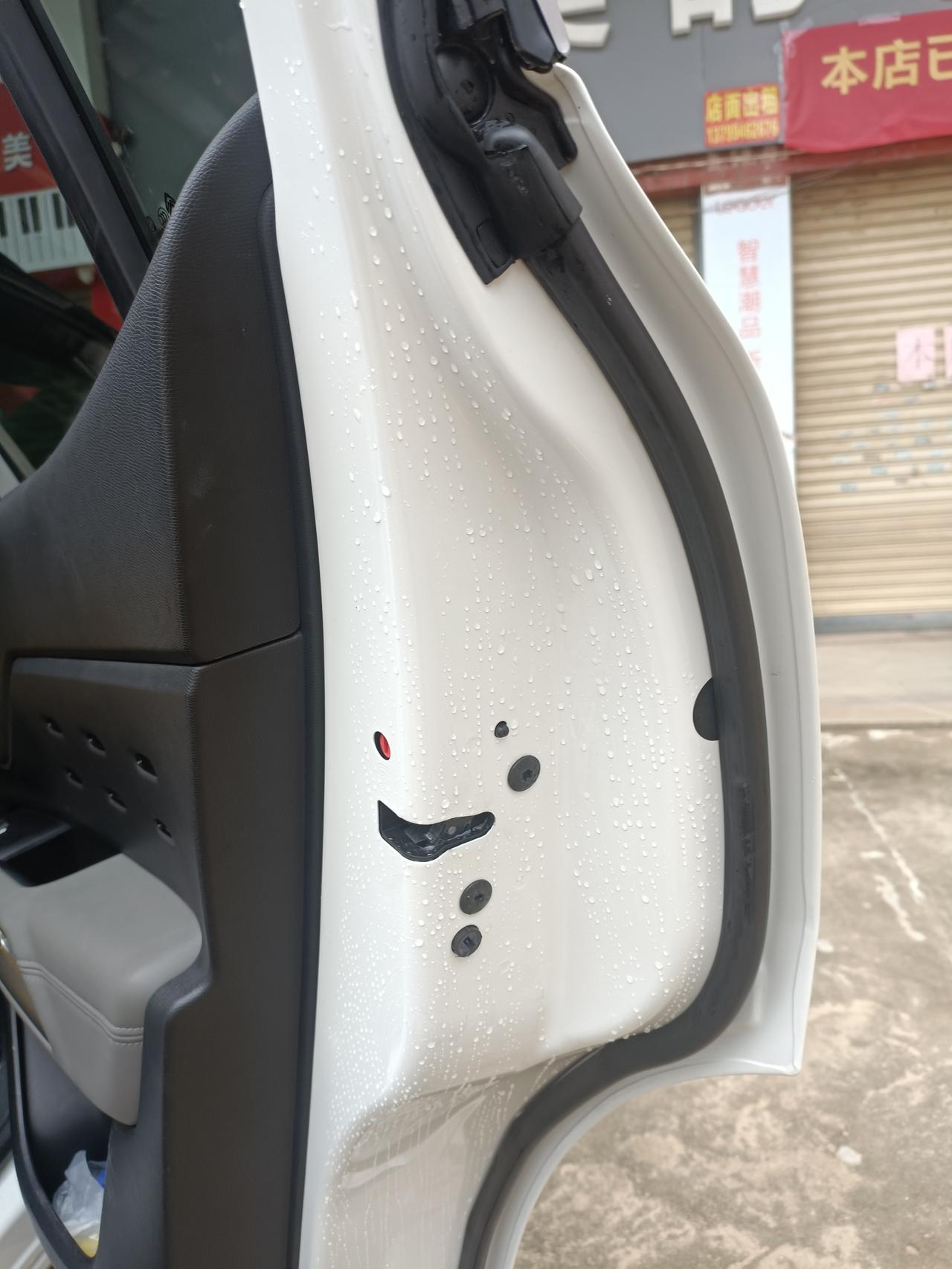 雪铁龙天逸 C5 AIRCROSS 下雨后门这个地方有水，看了半天也不知道从那里漏过去的，