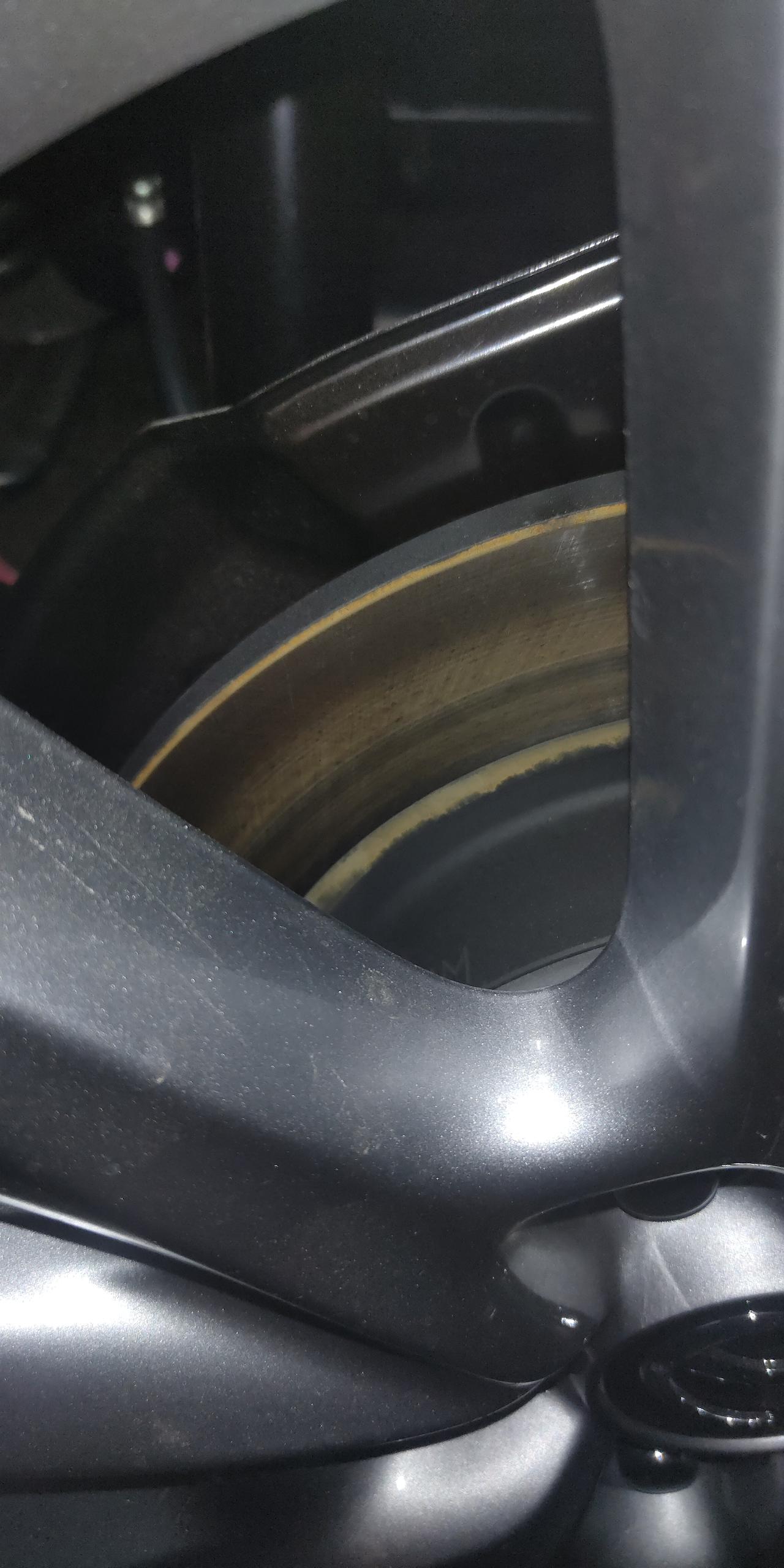 马自达3 昂克赛拉 我从后轮拍的油箱上面生锈了正常吗？ 后轮卡钳也生锈了 你们是不是这样啊 提车回来我就发现了可别是大毛