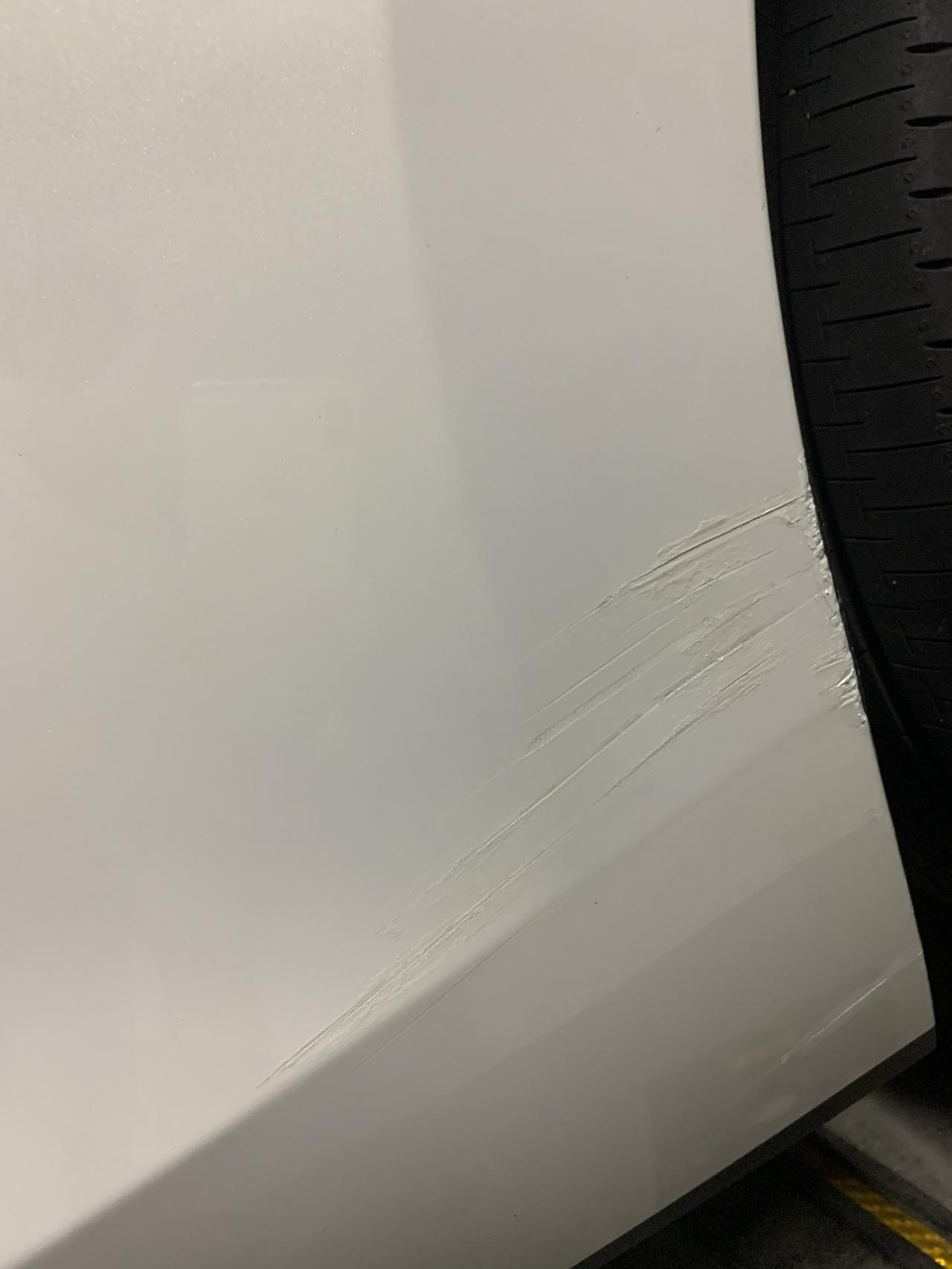 马自达3 昂克赛拉 车窗饰条这么容易挂花的吗？有没有办法去除呢。这后保险杠的划痕可以喷漆恢复吗…