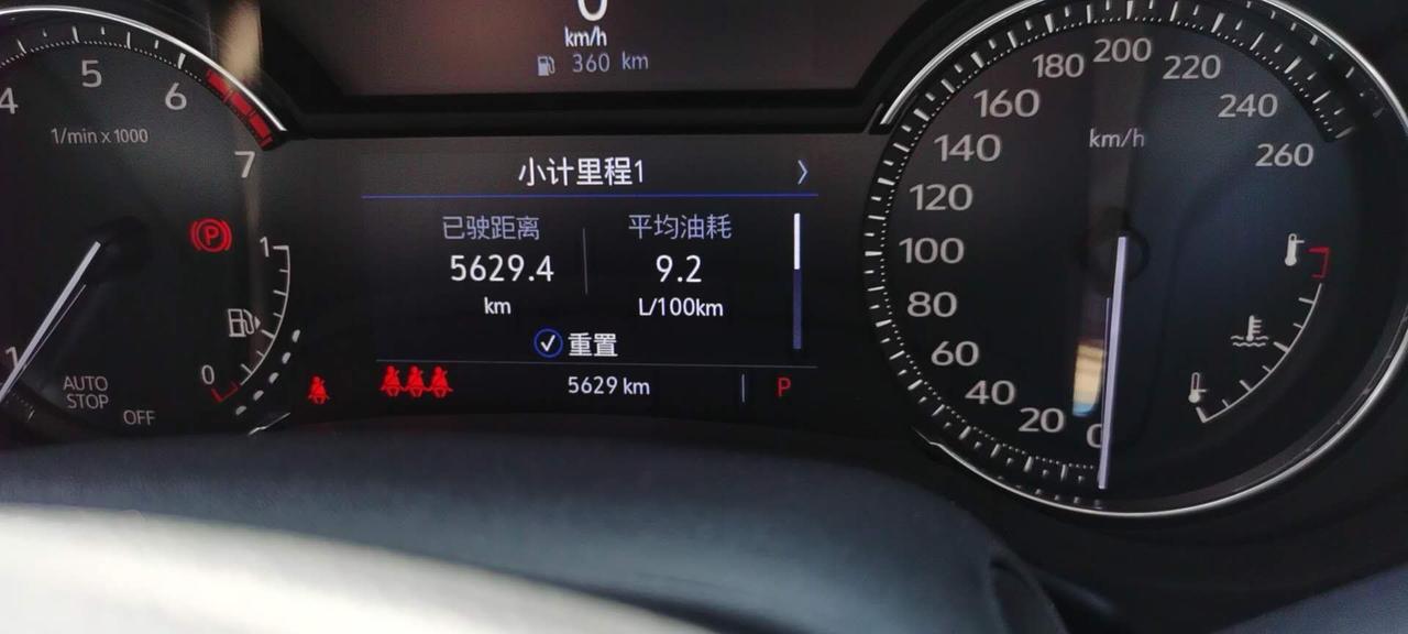 凯迪拉克CT5 不到一年仪表盘温度不显示，空调不制冷，这是什么情况