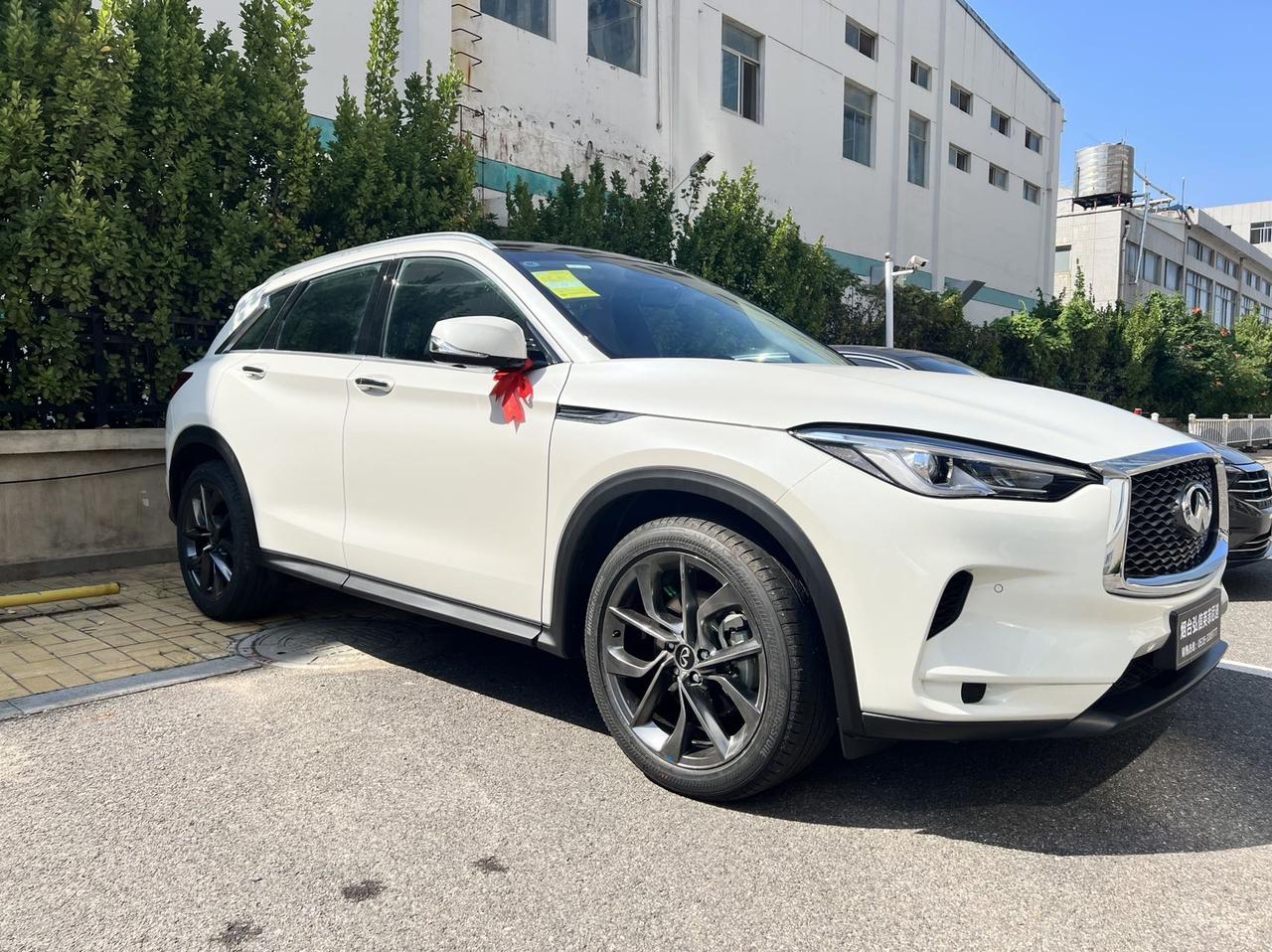 英菲尼迪QX50 大家好今天刚提的新车  请教大家2个问题  第一  后面没有牌照架吗  前面有啊第二  后视镜加热按哪