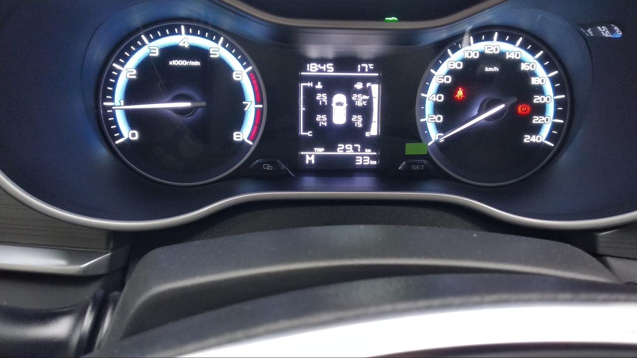 各位大佬，这个M  33KM是代表啥里程?手册上写的P是总里程，没看到说M啊？另外收音机怎么老是冷不丁自动播放，21款帝