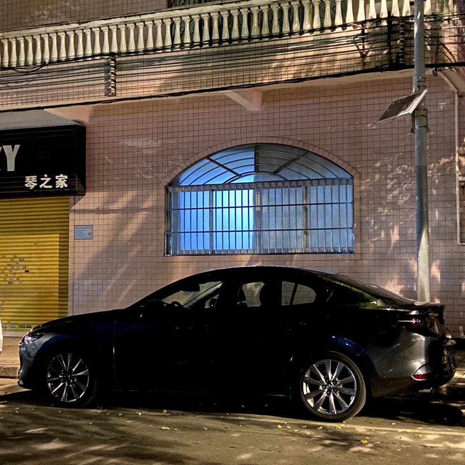 马自达3 昂克赛拉 家人们，可以具体推荐一下车窗膜和遮车罩，因为车子老是停在室外没有罩着会好脏车窗膜的需求就是挡紫外线和