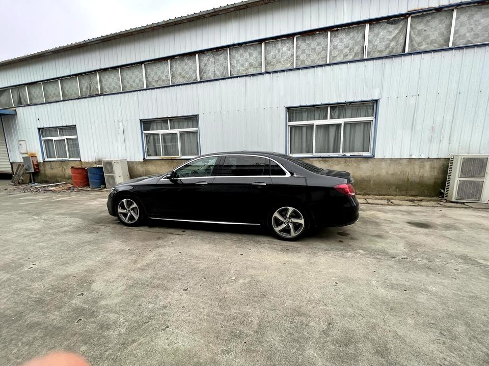 奔驰E级 18年的奔驰e300l 升级屏幕怎么升级 不刷能不能升级 换轮毂有推荐吗