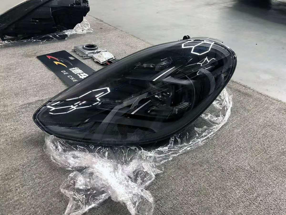 保时捷Panamera E-Hybrid 熏黑大灯你确定不了解一下，霸气十足。