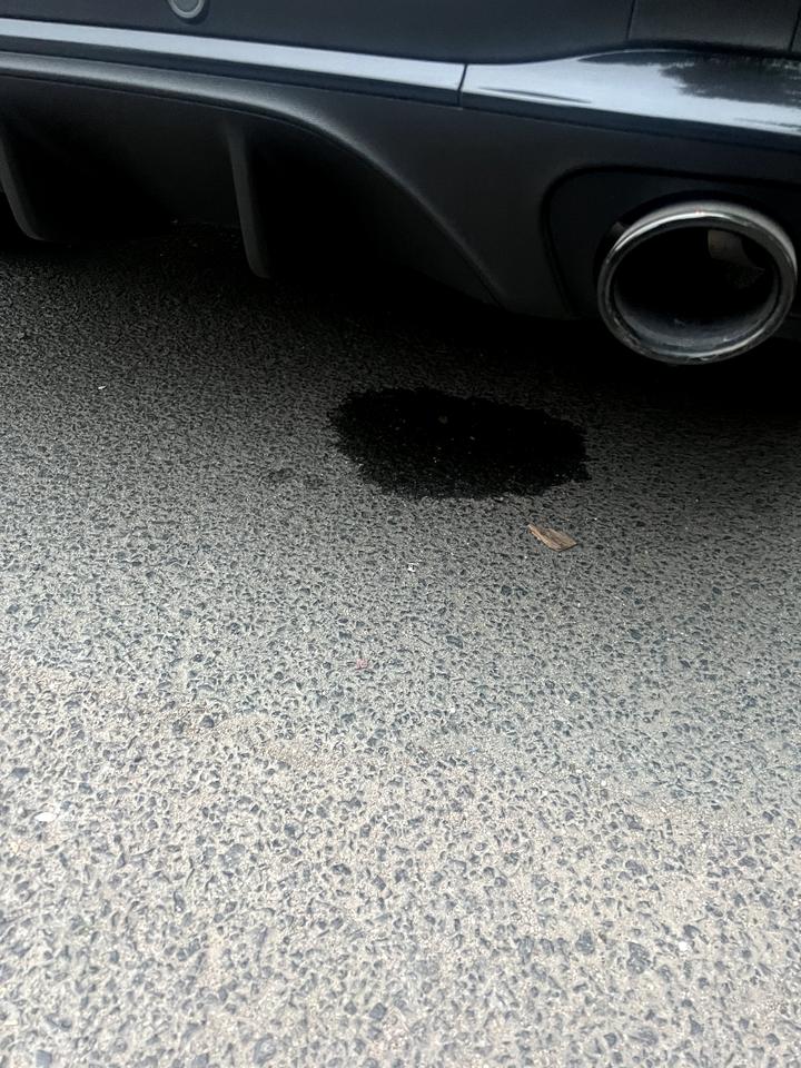 奔驰GLC AMG 问一下你们的车停下车后排气管下面有没有水，我的车有很多水正常吗？