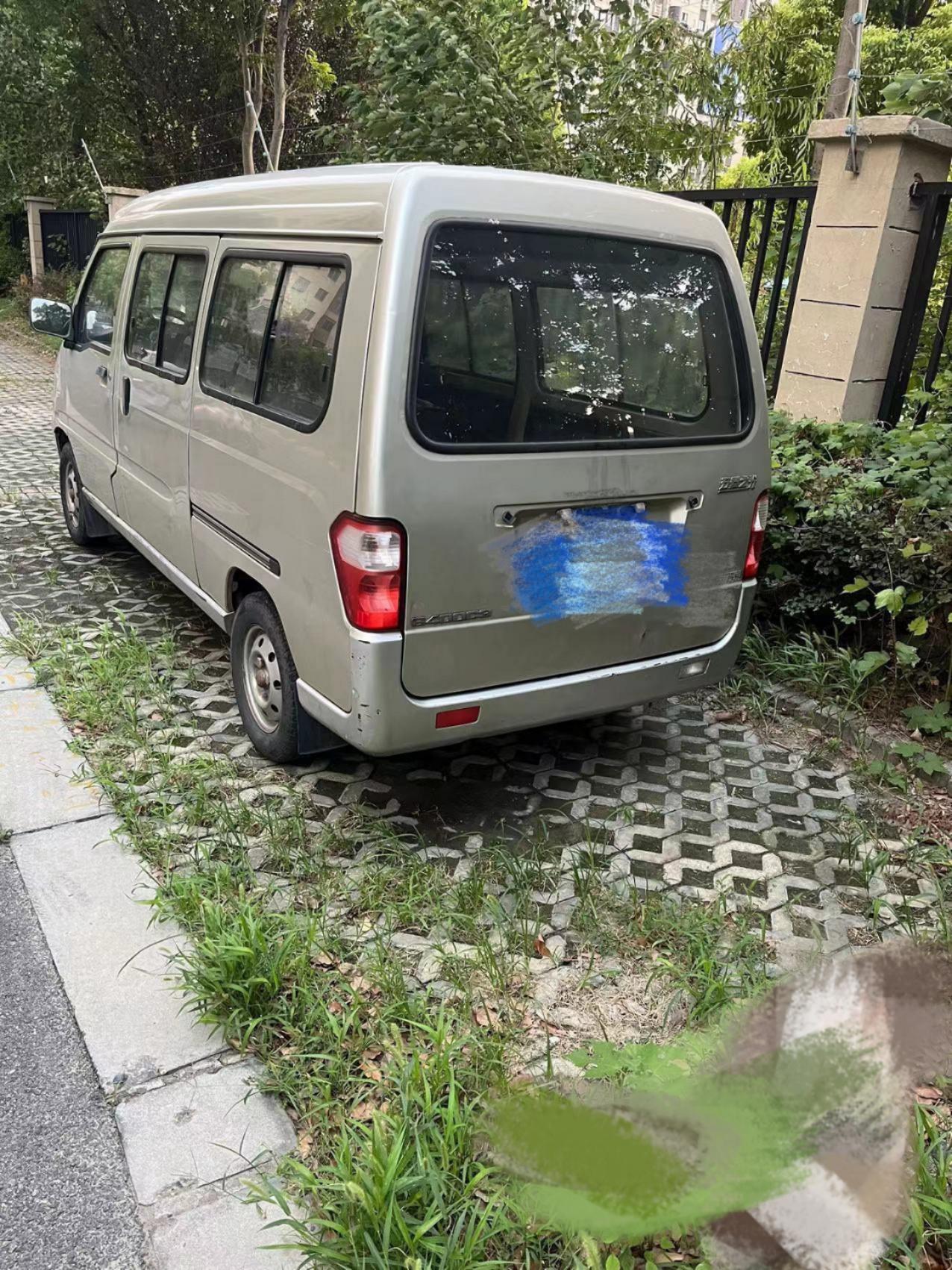 五菱之光备胎如何拆卸。。。请教大神