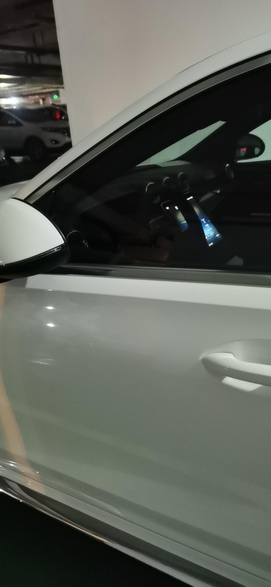 奔驰C级 提车第二天，锁车后大屏不熄，还在一直工作，恢复出厂设置后就变成图二图三的样子了，要延迟十几秒才会熄，有遇到过这