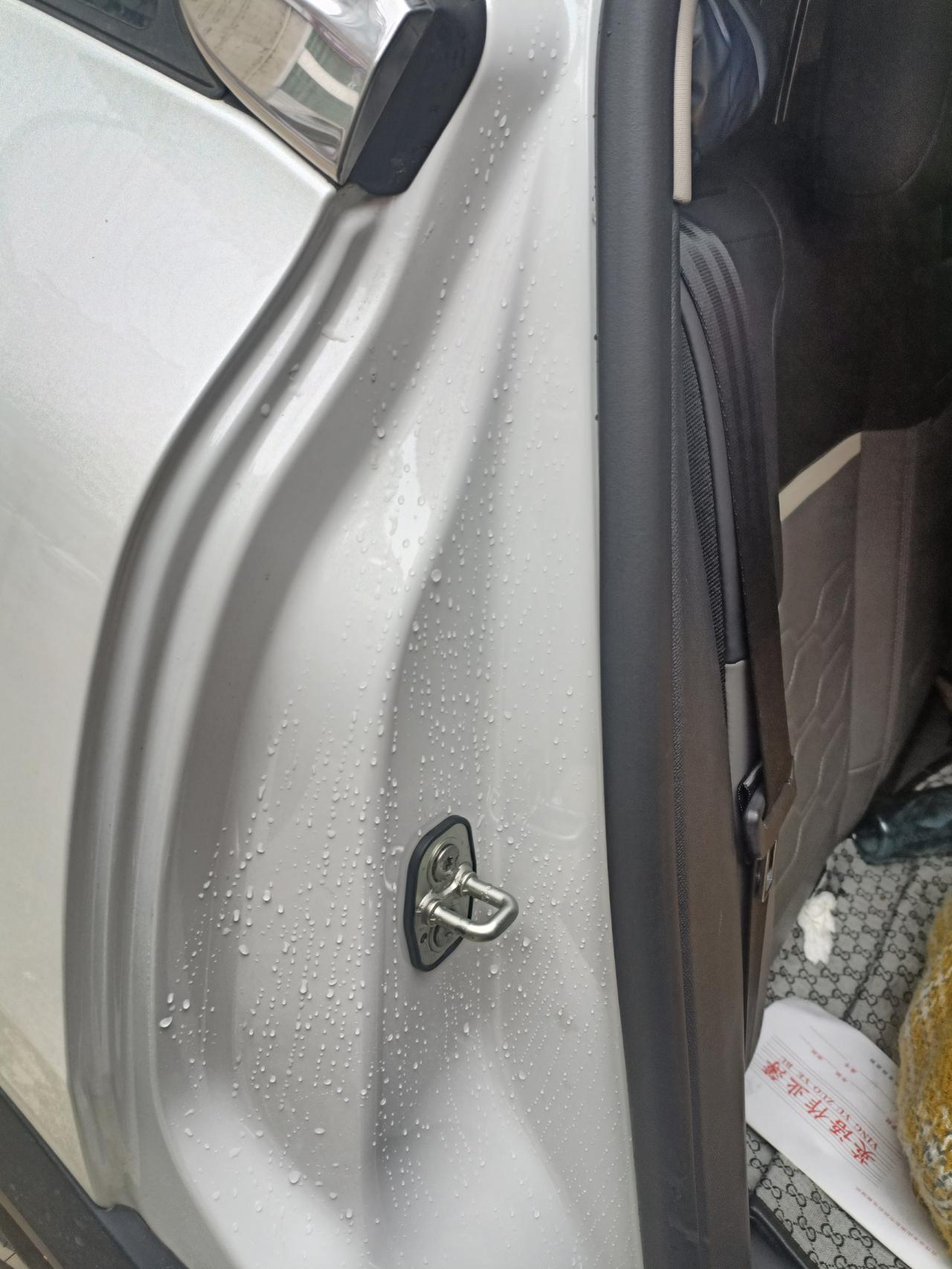 雪铁龙天逸 C5 AIRCROSS 下雨后门这个地方有水，看了半天也不知道从那里漏过去的，