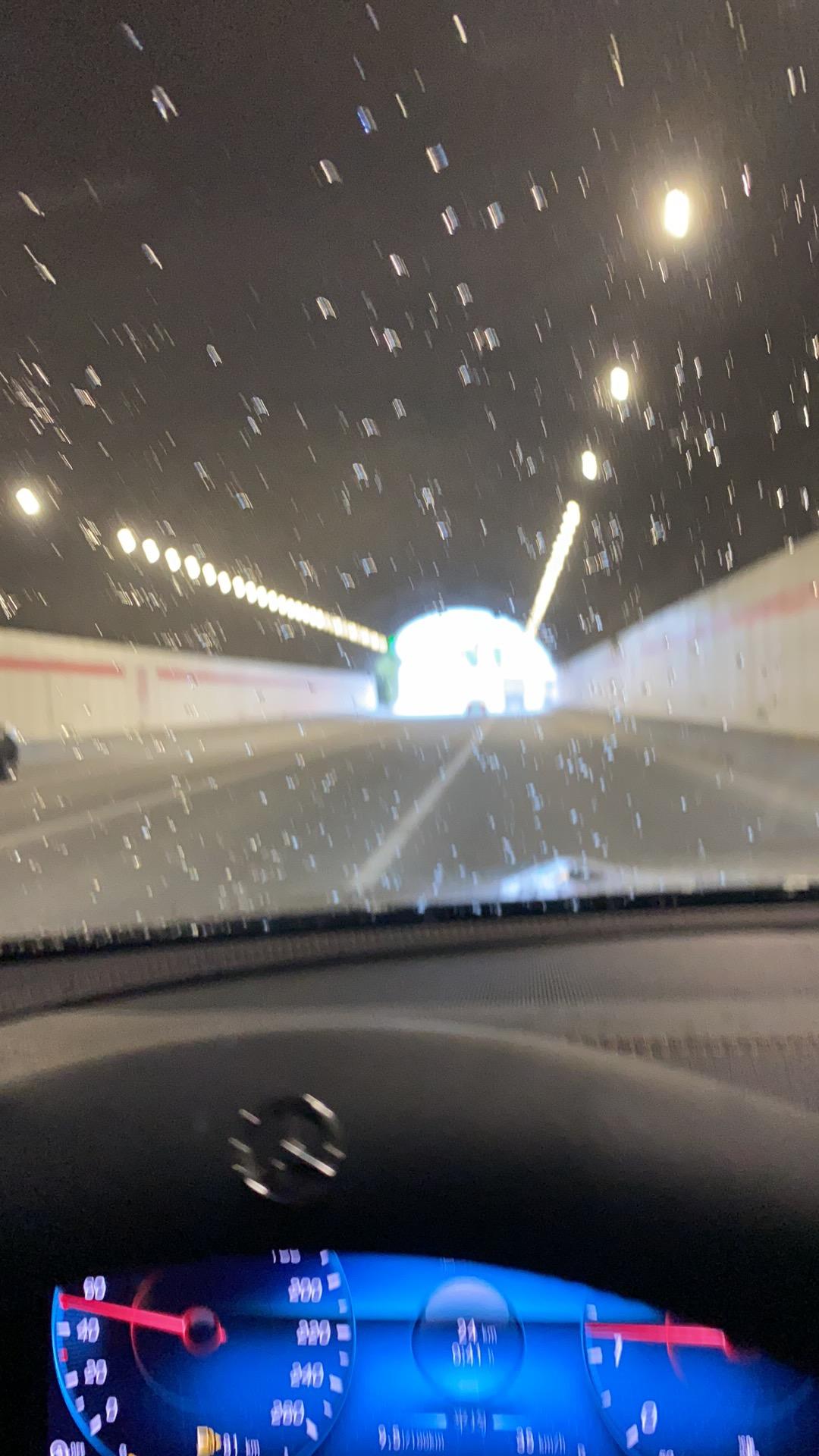 奔驰E级 E300l时尚，雨刮调2档有时很多雨点也不自动刮，你们有这样情况吗。。雷达乱叫，要怎么解决