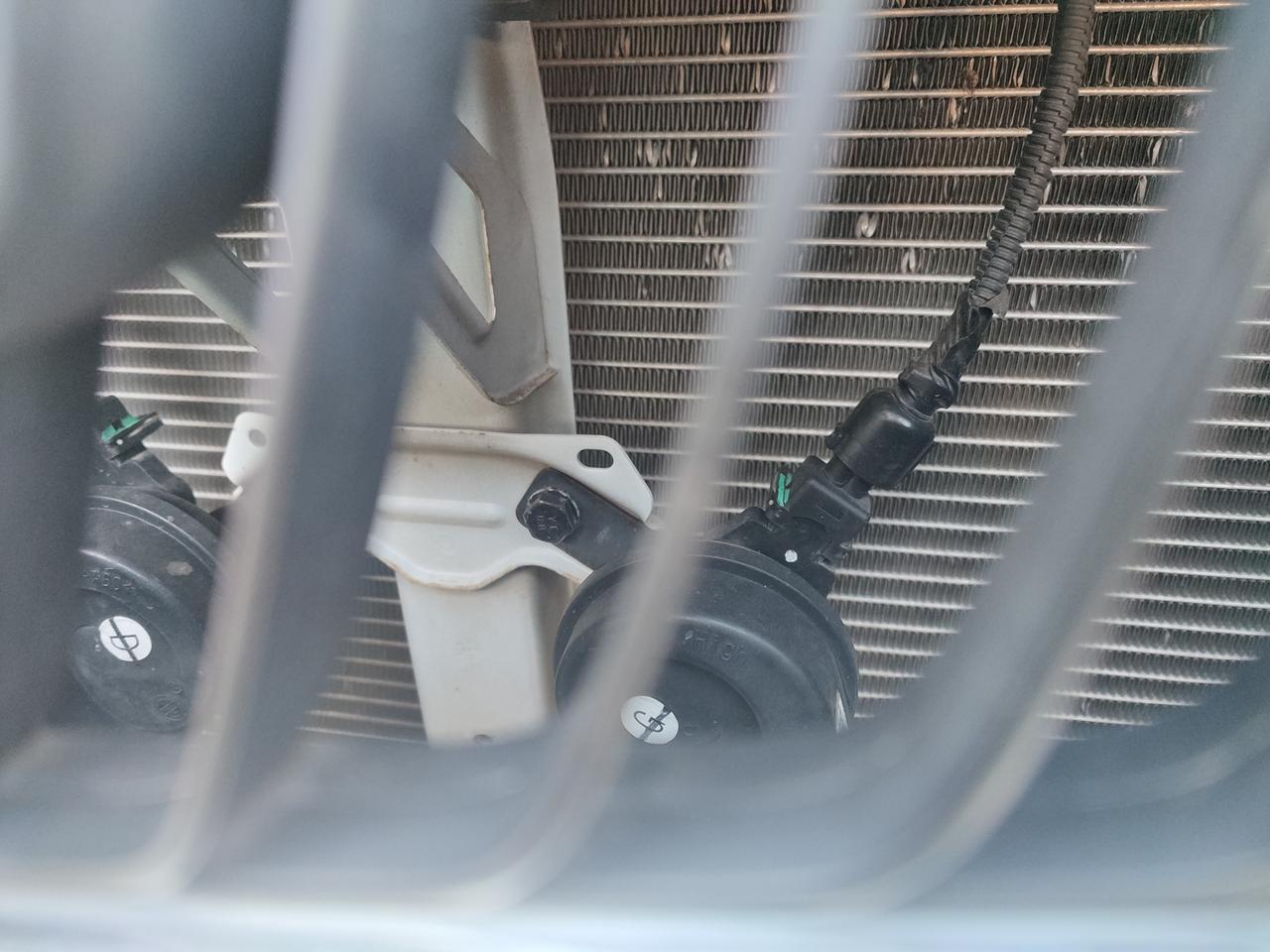 吉利帝豪 两年的车！ 这个位置有锈正常不！机器盖子排水孔周围也有点！