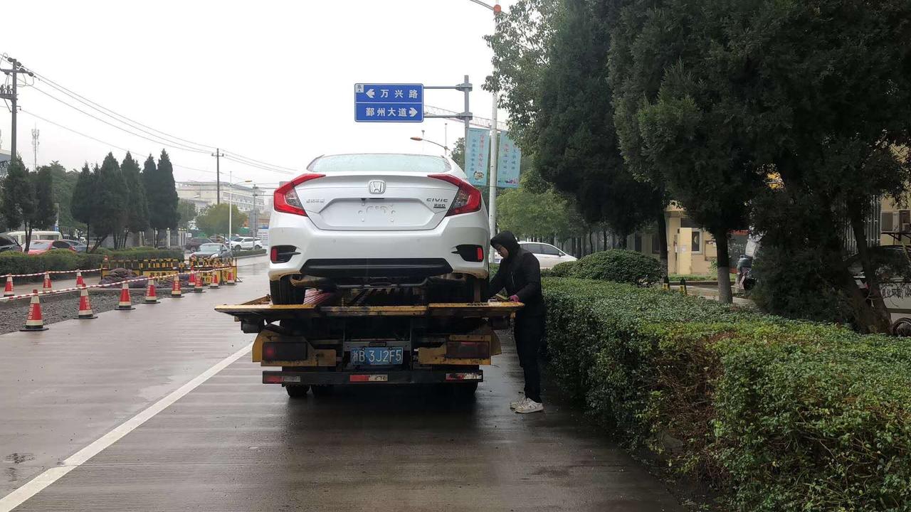 考虑  给思域白色贴个隐形车衣   大家给个建议呗