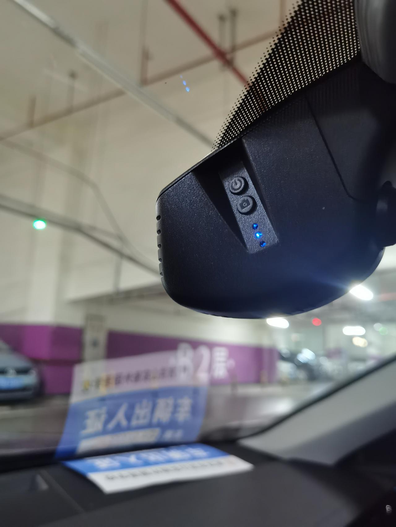 奥迪A6L 新款奥迪a6l前视镜上面安装的是什么？打开还有录音功能吗？