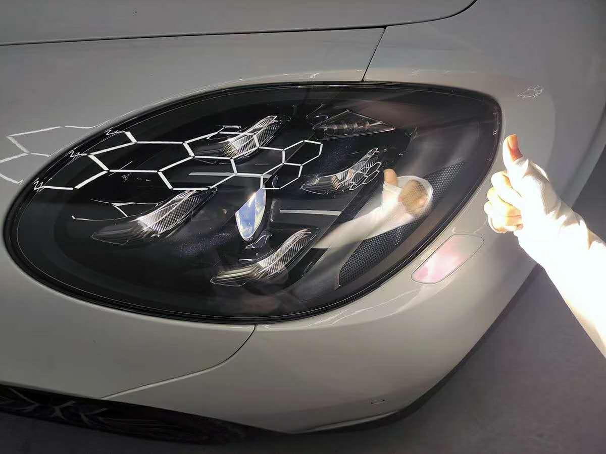保时捷Panamera E-Hybrid 熏黑大灯你确定不了解一下，霸气十足。
