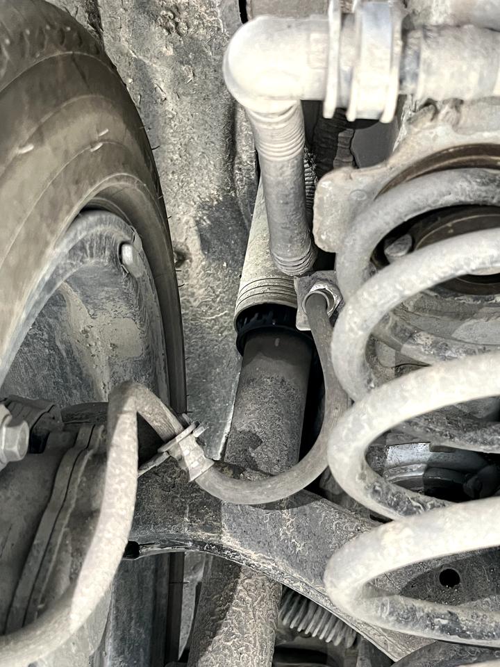 21款雷凌双擎左后减震器这样算漏了吗？
