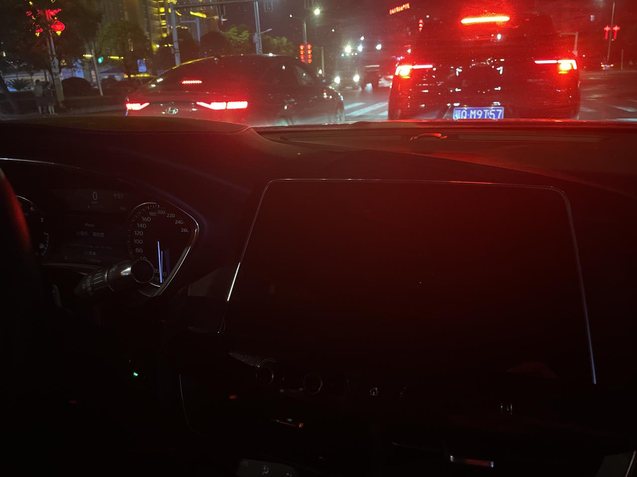 凯迪拉克CT5 显示屏是怎么回事，黑屏了，但是可以放歌