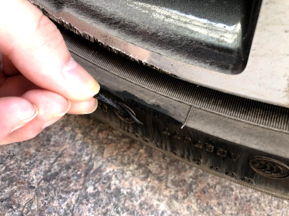 宝马5系 求助大佬啊19寸的倍耐力防爆胎，划掉一层皮还能用吗，这种情况要换胎吗，顺便问下轮毂能修到跟原来一样吗