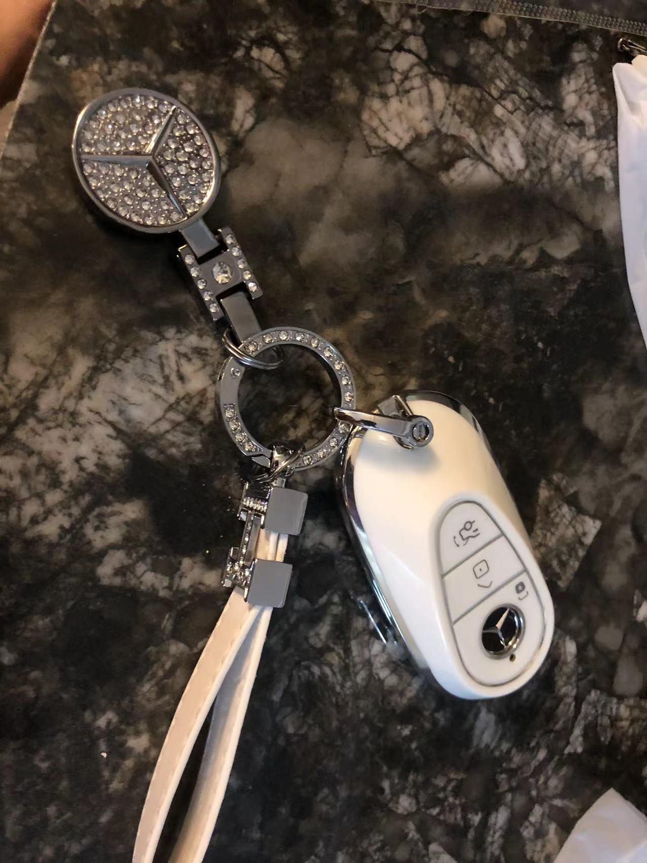 奔驰C级 有个问题请教一下各位靓仔靓女们！奔驰新C260l是不是没有墨镜盒了呀！？怎么也没有找到 哭哭