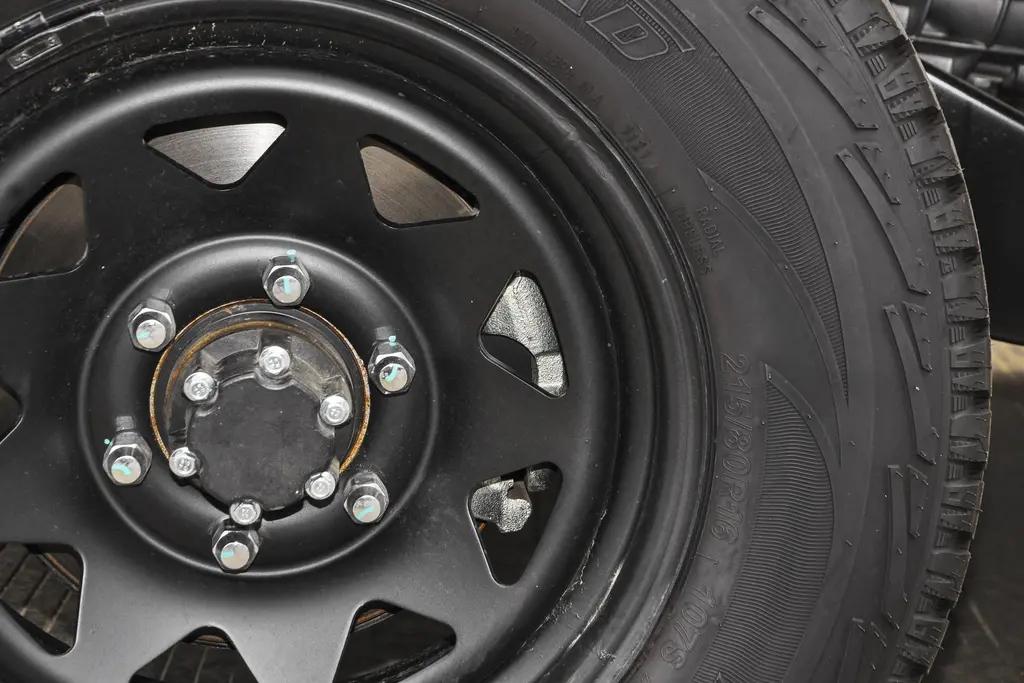 北汽制造BJ 212 212原车轮胎，215/80 R16，请问，可以更换最大的轮胎型号？