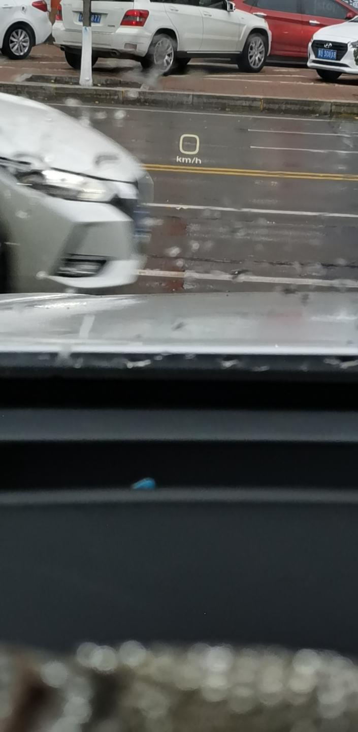 哈弗H6 你们感觉抬头显示用着习惯不？我感觉用着习惯了基本就不看仪表盘了。我在行驶高速的时候，我是觉得很有安全感，可以时