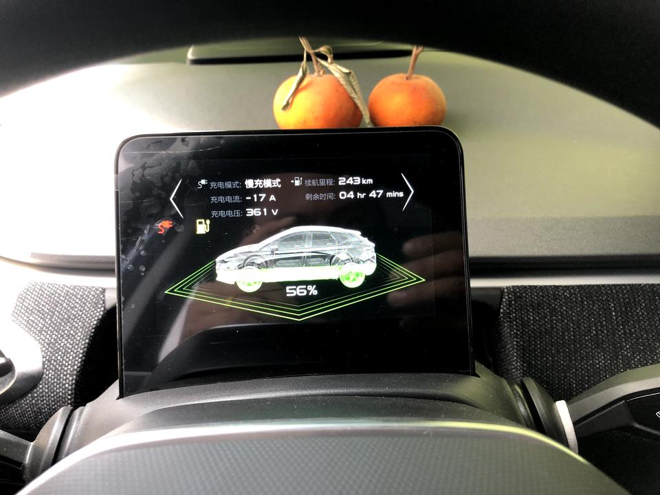 几何几何C 几何c今天刚装家用充电桩，家用的电220v    为什么上面显示360v    这样正常吗？一小时能充进多少