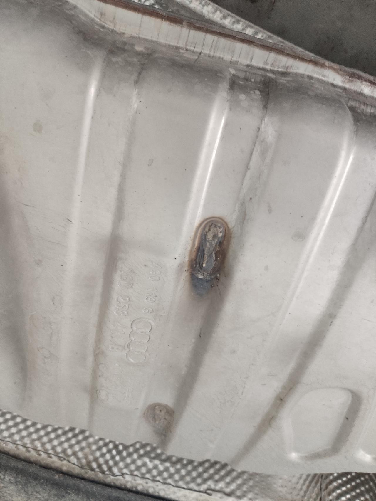 奥迪A6L 我这是18年11月份买的A6L，这次保养的时候无意间发现这些焊点，请问正常吗？如果不正常，我该怎么维权？请大