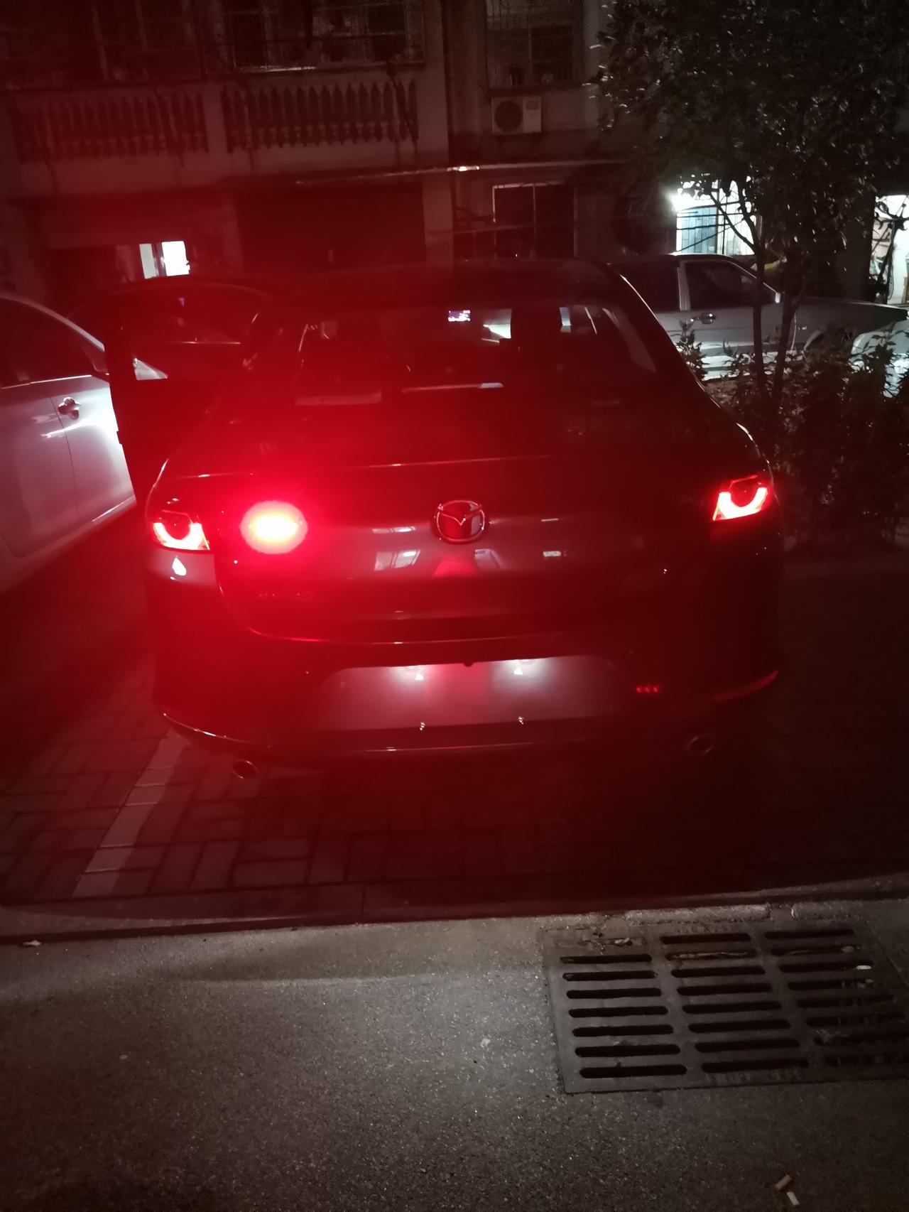 马自达3 昂克赛拉 昂克赛拉次世代质美，刚提车第一天晚上试灯光，雾灯左边的亮，右边的不亮？