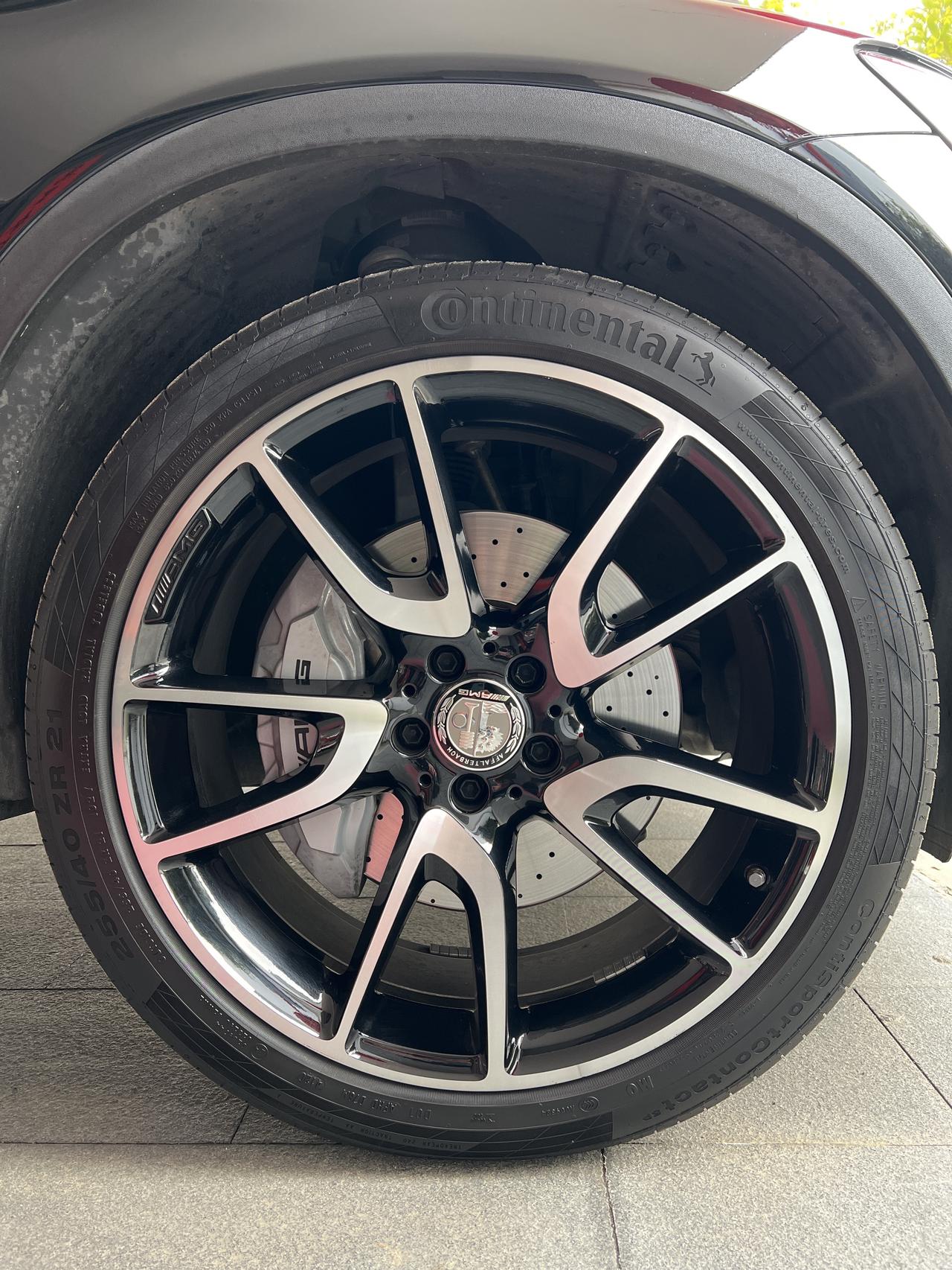 奔驰GLC AMG 请教各位大神前255x40x21后285x35x21冷車状態下胎压多少适宜