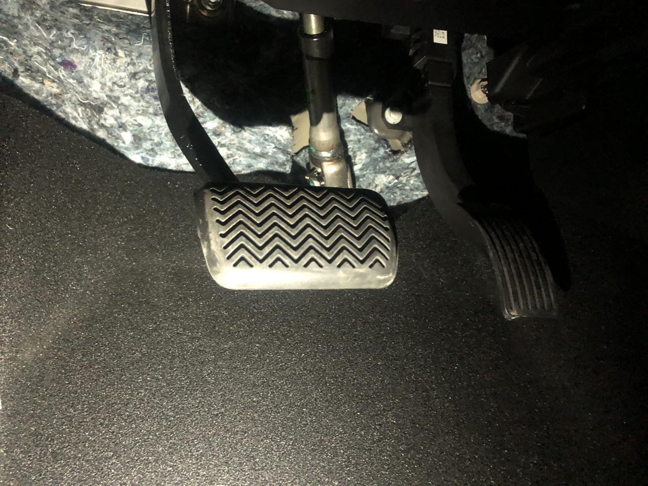 比亚迪秦Pro DM 驾驶位的隔音棉都露了出来，其他车友也是这样的吗？买的脚垫也是遮不住那么里面的
